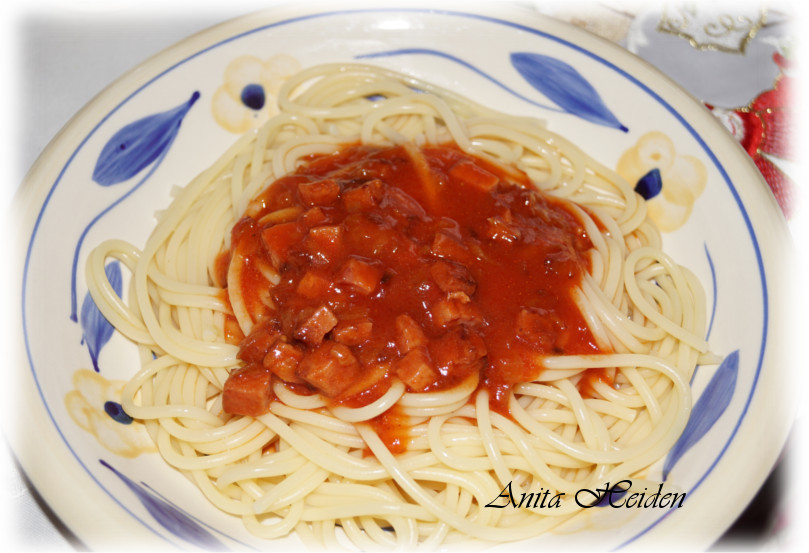 Spagetti mit würziger Tomatensoße
